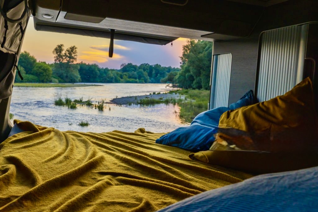 Intérieur van California avec vue sur le paysage depuis le coffre