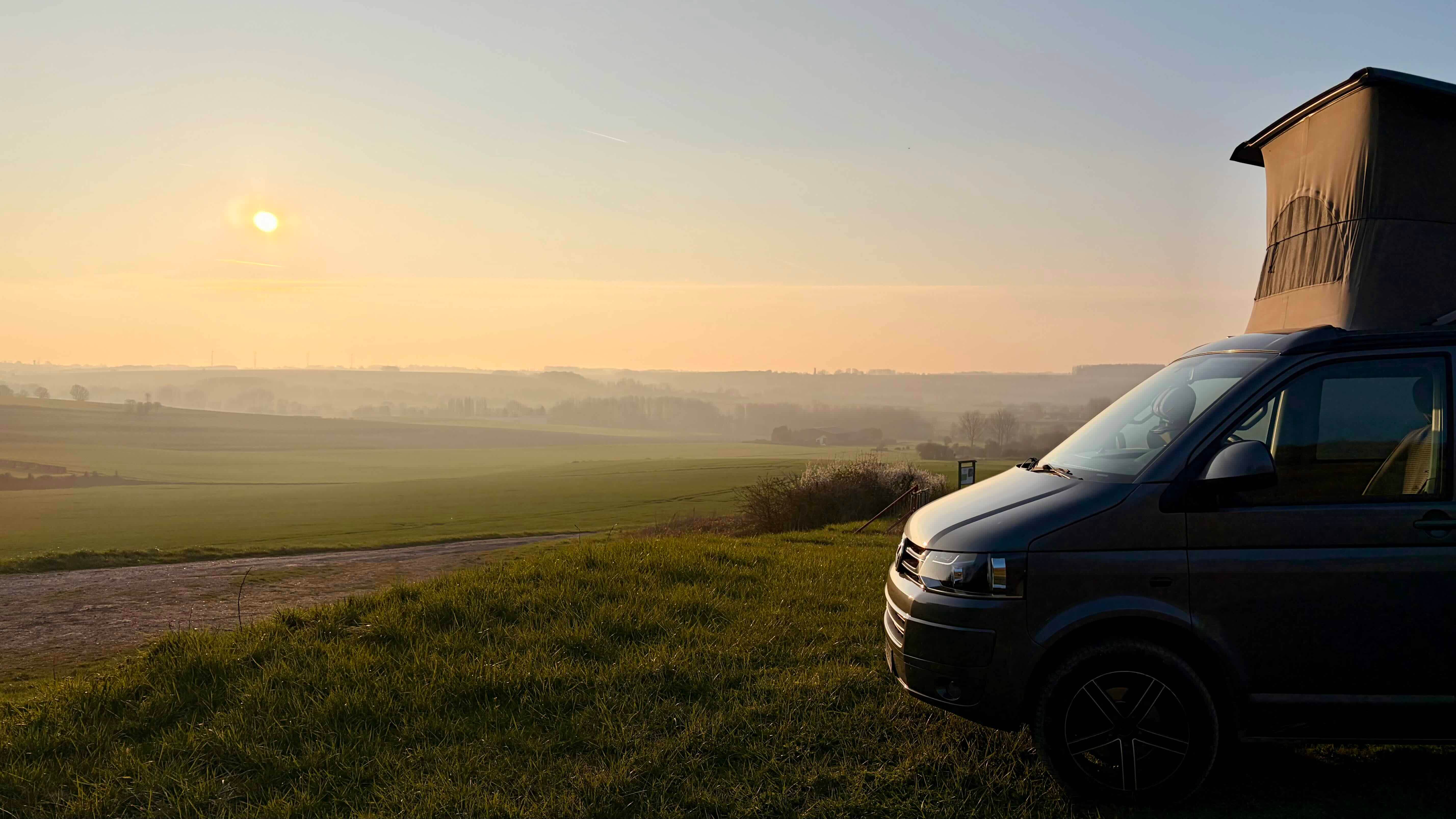 Van aménagé au coucher du soleil lors d'un road trip