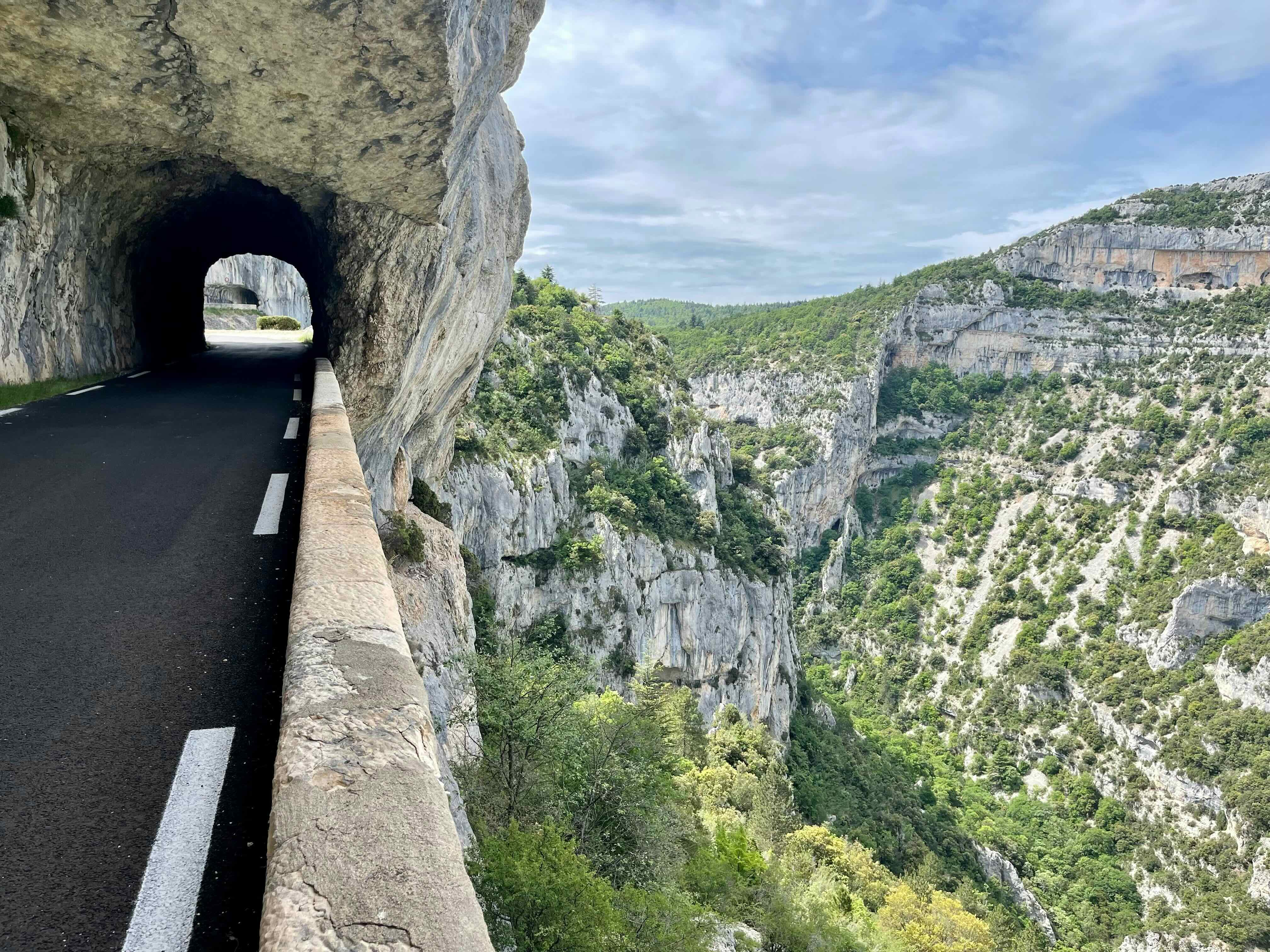 Van aménagé sur une route de montagne en France